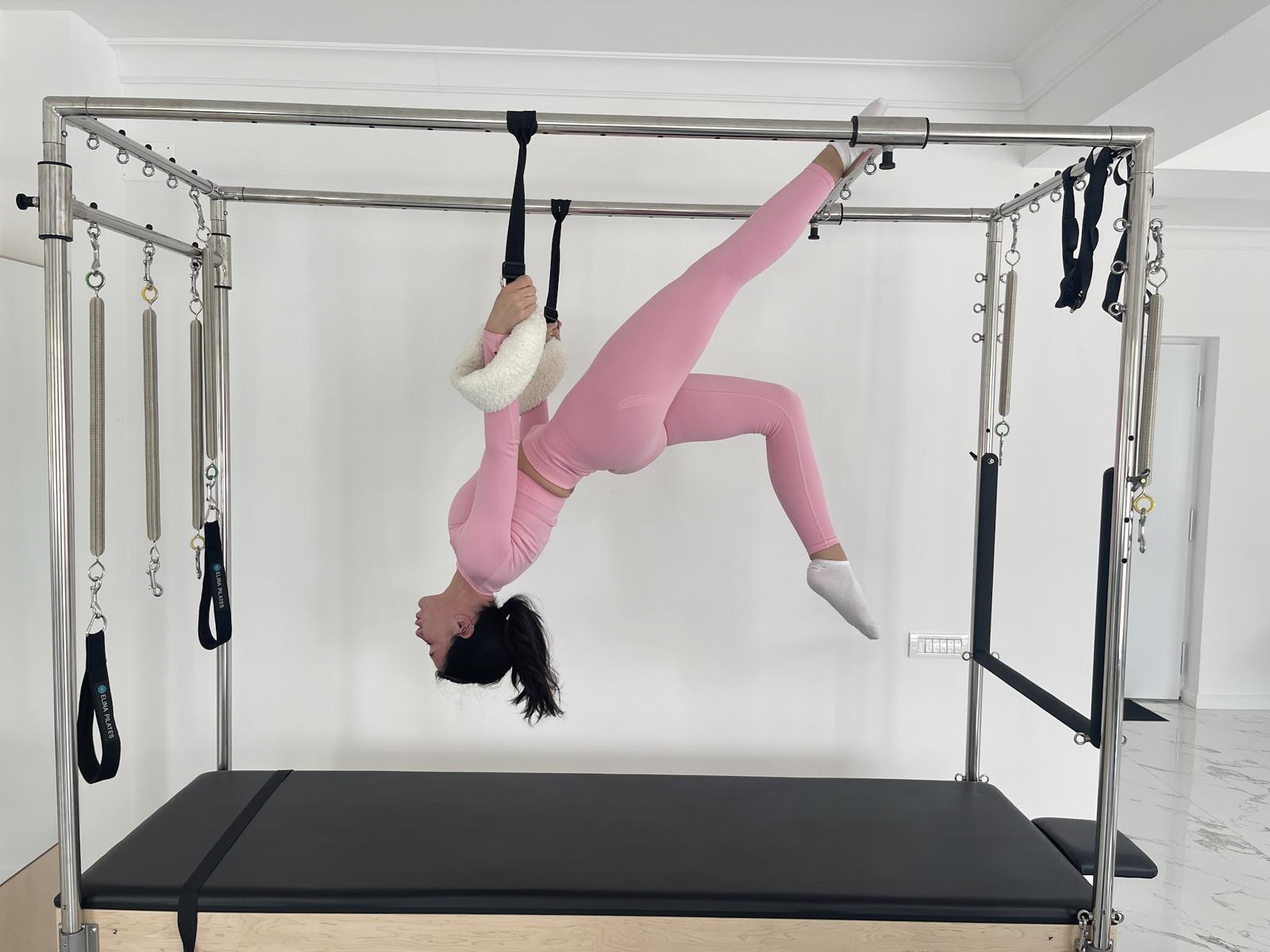Exercițiu inversat pe aparatul Cadillac în studioul Harmonify Pilates